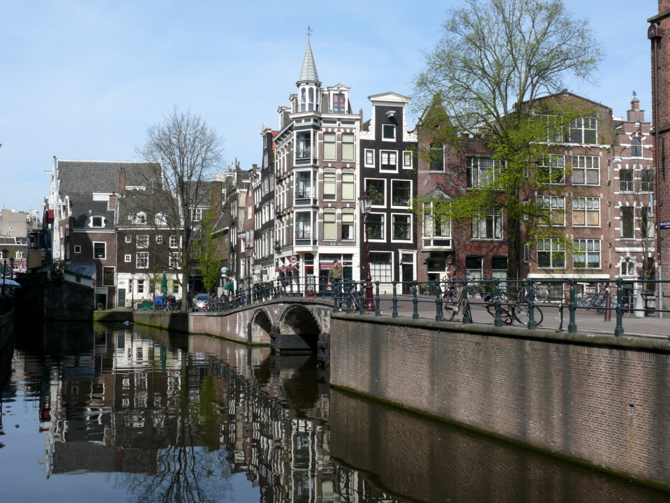 AM23